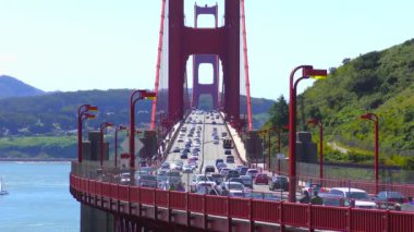 Golden Gate 'i kapsayan asma köprüde trafik, San Francisco Körfezi' ni ve Pasifik Okyanusu 'nu bağlayan 1,5 km genişliğindeki boğazda, Kaliforniya, ABD.