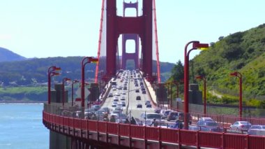 Golden Gate 'i kapsayan asma köprüde trafik, San Francisco Körfezi' ni ve Pasifik Okyanusu 'nu bağlayan 1,5 km genişliğindeki boğazda, Kaliforniya, ABD.
