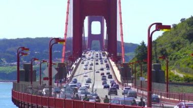 Golden Gate 'i kapsayan asma köprüde trafik, San Francisco Körfezi' ni ve Pasifik Okyanusu 'nu bağlayan 1,5 km genişliğindeki boğazda, Kaliforniya, ABD.