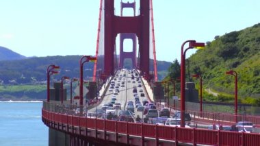 Golden Gate 'i kapsayan asma köprüde trafik, San Francisco Körfezi' ni ve Pasifik Okyanusu 'nu bağlayan 1,5 km genişliğindeki boğazda, Kaliforniya, ABD.