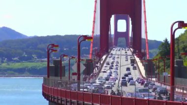 Golden Gate 'i kapsayan asma köprüde trafik, San Francisco Körfezi' ni ve Pasifik Okyanusu 'nu bağlayan 1,5 km genişliğindeki boğazda, Kaliforniya, ABD.