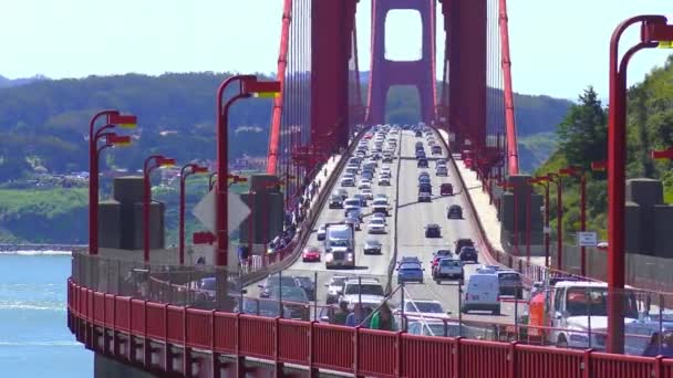 ゴールデンゲートにまたがる吊り橋の交通 サンフランシスコ湾と太平洋を結ぶ1マイル幅の海峡 カリフォルニア州 — ストック動画