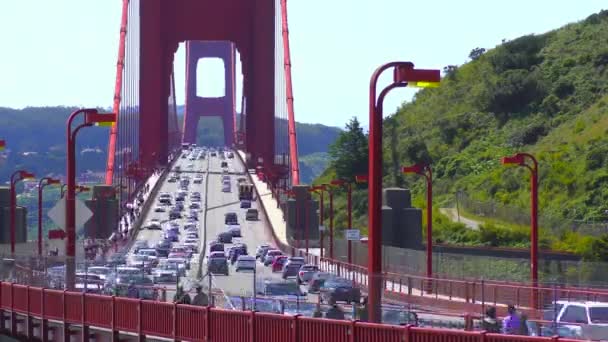 ゴールデンゲートにまたがる吊り橋の交通 サンフランシスコ湾と太平洋を結ぶ1マイル幅の海峡 カリフォルニア州 — ストック動画