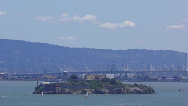 阿尔卡特拉兹岛 从美国加利福尼亚州旧金山的宝岛看到 — 图库视频影像