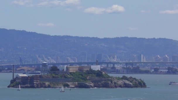 阿尔卡特拉兹岛 从美国加利福尼亚州旧金山的宝岛看到 — 图库视频影像
