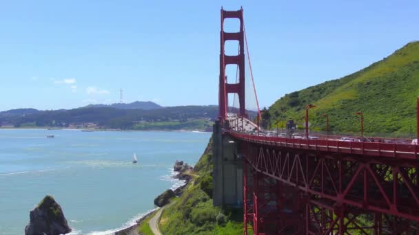 2017年4月左右加利福尼亚州旧金山金门大桥的交通情况 — 图库视频影像