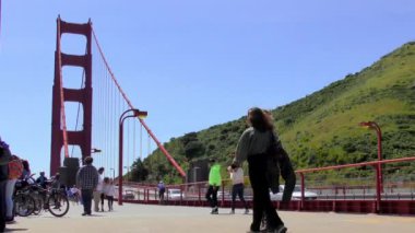 Kimliği belirsiz insanlar ve Golden Gate Köprüsü trafiği, San Francisco, California, Usa, takriben Nisan 2017