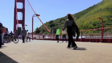 Kimliği belirsiz insanlar ve Golden Gate Köprüsü trafiği, San Francisco, California, Usa, takriben Nisan 2017