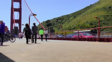 Kimliği belirsiz insanlar ve Golden Gate Köprüsü trafiği, San Francisco, California, Usa, takriben Nisan 2017