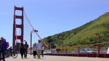 Kimliği belirsiz insanlar ve Golden Gate Köprüsü trafiği, San Francisco, California, Usa, takriben Nisan 2017