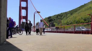 Kimliği belirsiz insanlar ve Golden Gate Köprüsü trafiği, San Francisco, California, Usa, takriben Nisan 2017