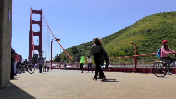 2017年4月頃米国カリフォルニア州サンフランシスコのゴールデンゲートブリッジで未確認の人々と交通 — ストック動画