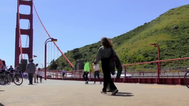 Azonosítatlan Személyek Forgalom Golden Gate Hídon San Francisco Kalifornia Usa — Stock videók