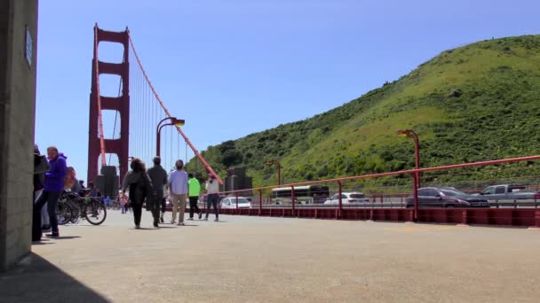 Непізнані Люди Рух Мосту Золоті Ворота Сан Франциско Каліфорнія Уса — стокове відео
