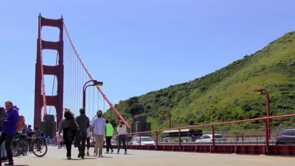 Neidentifikovaní Lidé Doprava Golden Gate Bridge San Francisco Kalifornie Usa — Stock video