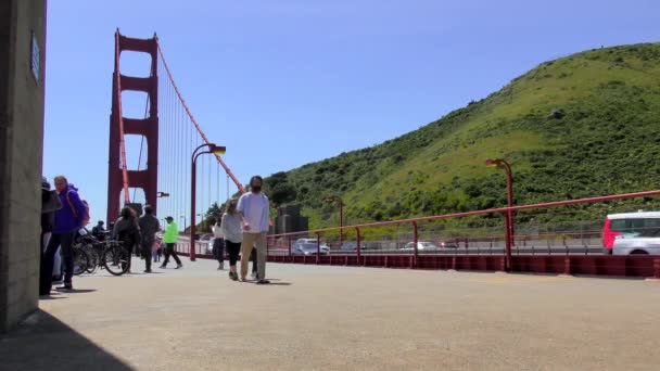 Neidentifikovaní Lidé Doprava Golden Gate Bridge San Francisco Kalifornie Usa — Stock video