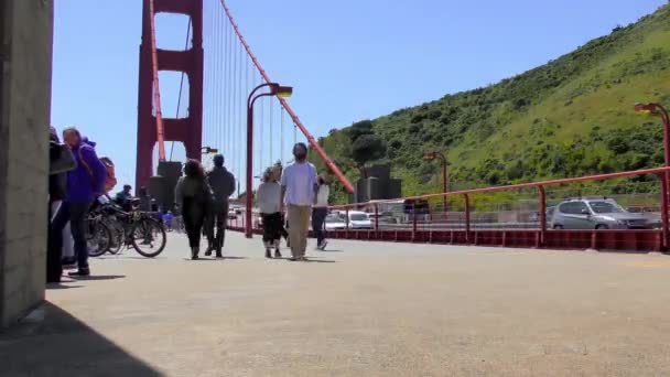 Pessoas Não Identificadas Tráfego Golden Gate Bridge São Francisco Califórnia — Vídeo de Stock