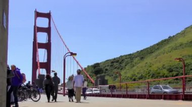 Kimliği belirsiz insanlar ve Golden Gate Köprüsü trafiği, San Francisco, California, Usa, takriben Nisan 2017