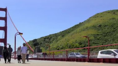 Kimliği belirsiz insanlar ve Golden Gate Köprüsü trafiği, San Francisco, California, Usa, takriben Nisan 2017