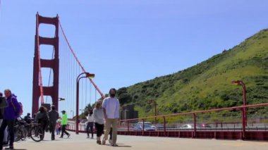 Kimliği belirsiz insanlar ve Golden Gate Köprüsü trafiği, San Francisco, California, Usa, takriben Nisan 2017