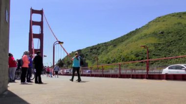 Kimliği belirsiz insanlar ve Golden Gate Köprüsü trafiği, San Francisco, California, Usa, takriben Nisan 2017