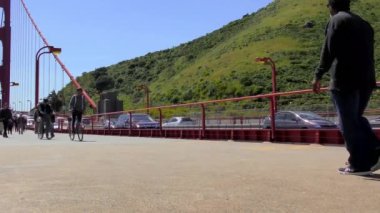 Kimliği belirsiz insanlar ve Golden Gate Köprüsü trafiği, San Francisco, California, Usa, takriben Nisan 2017