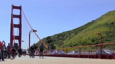 Kimliği belirsiz insanlar ve Golden Gate Köprüsü trafiği, San Francisco, California, Usa, takriben Nisan 2017