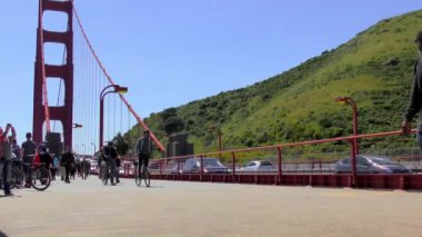 Kimliği belirsiz insanlar ve Golden Gate Köprüsü trafiği, San Francisco, California, Usa, takriben Nisan 2017