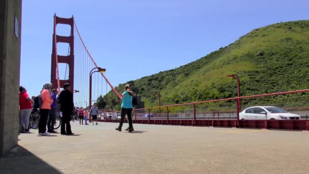 Neidentifikovaní Lidé Doprava Golden Gate Bridge San Francisco Kalifornie Usa — Stock video