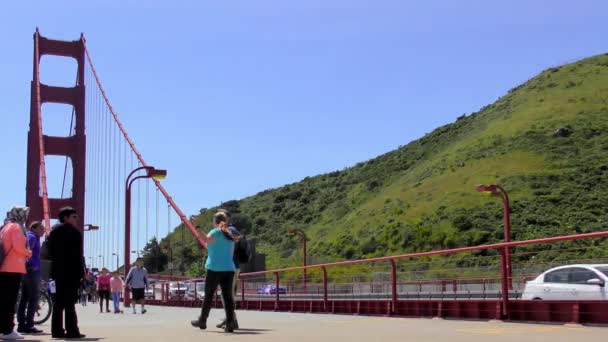 Ongeïdentificeerde Personen Verkeer Golden Gate Bridge San Francisco Californië Usa — Stockvideo