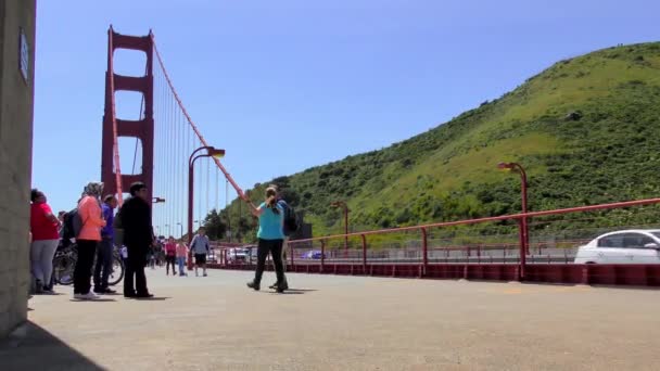 Niezidentyfikowani Ludzie Ruch Moście Golden Gate San Francisco Kalifornia Usa — Wideo stockowe