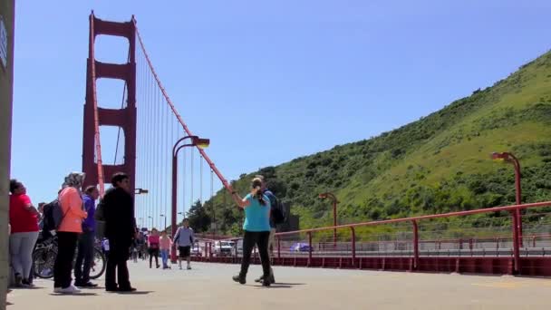 Persone Non Identificate Traffico Sul Golden Gate Bridge San Francisco — Video Stock