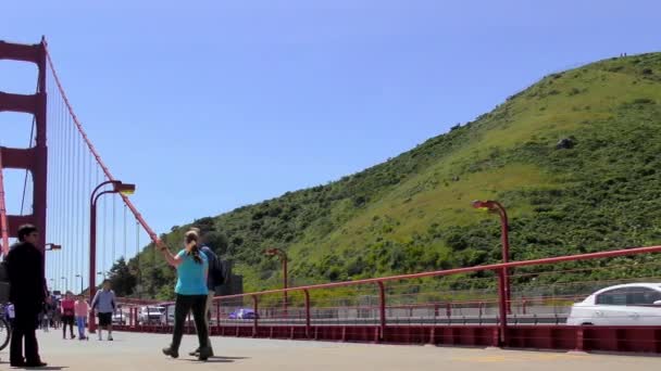 Niezidentyfikowani Ludzie Ruch Moście Golden Gate San Francisco Kalifornia Usa — Wideo stockowe