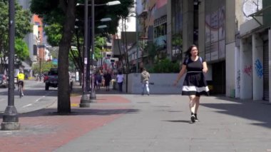 Venezuela 'nın başkenti Caracas' ın Chacao bölgesinde kimliği belirsiz insanlar ve sokak trafiği.