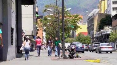 Venezuela 'nın başkenti Caracas' ın Chacao bölgesinde kimliği belirsiz insanlar ve sokak trafiği.