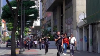 Venezuela 'nın başkenti Caracas' ın Chacao bölgesinde kimliği belirsiz insanlar ve sokak trafiği.