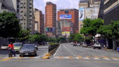Venezuela 'nın başkenti Caracas' ın Chacao bölgesinde kimliği belirsiz insanlar ve sokak trafiği.