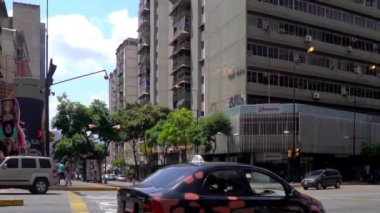 Venezuela 'nın başkenti Caracas' ın Chacao bölgesinde kimliği belirsiz insanlar ve sokak trafiği.