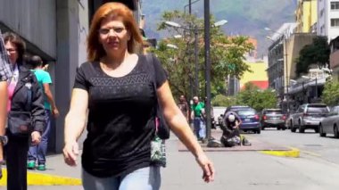 Venezuela 'nın başkenti Caracas' ın Chacao bölgesinde kimliği belirsiz insanlar ve sokak trafiği.