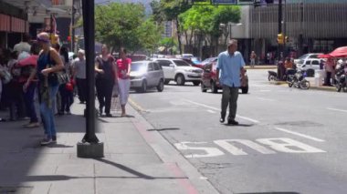 Venezuela 'nın başkenti Caracas' ın Chacao bölgesinde kimliği belirsiz insanlar ve sokak trafiği.