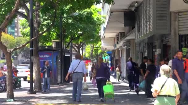 委内瑞拉首都加拉加斯Chacao区身份不明的人和街头交通 — 图库视频影像
