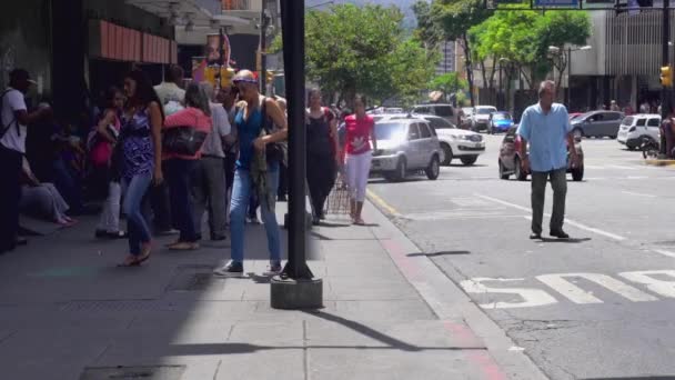 Pessoas Não Identificadas Tráfico Rua Distrito Chacao Caracas Capital Venezuela — Vídeo de Stock