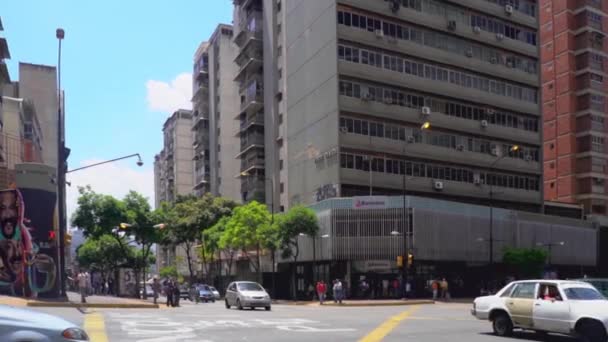 Ongeïdentificeerde Personen Straatverkeer Wijk Chacao Van Caracas Hoofdstad Van Venezuela — Stockvideo