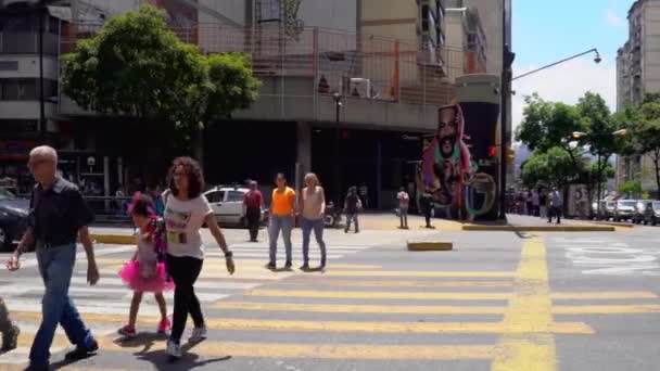 Oidentifierade Personer Och Gatutrafik Distriktet Chacao Caracas Venezuelas Huvudstad — Stockvideo