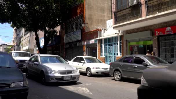 ベネズエラの首都カラカスのチャカオ地区の未確認の人々と通りの交通 — ストック動画
