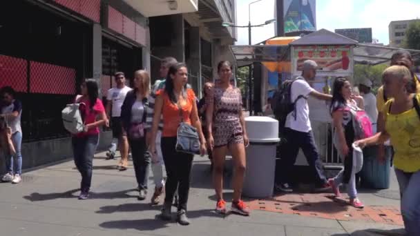 Oidentifierade Personer Och Gatutrafik Distriktet Chacao Caracas Venezuelas Huvudstad — Stockvideo