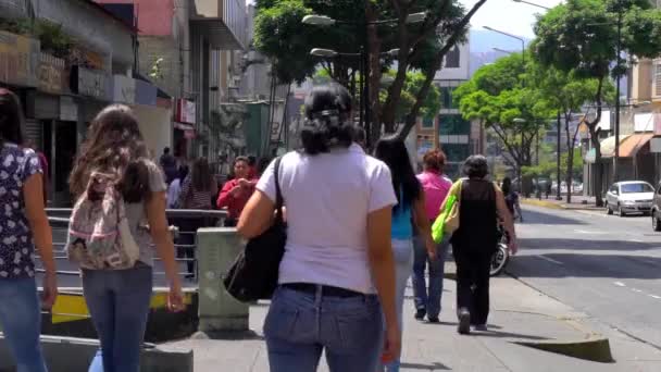 Неизвестные Люди Уличное Движение Районе Чакао Каракаса Столице Венесуэлы — стоковое видео