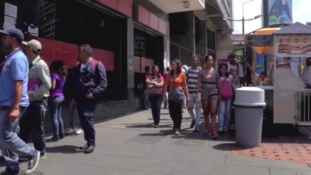 Oidentifierade Personer Och Gatutrafik Distriktet Chacao Caracas Venezuelas Huvudstad — Stockvideo