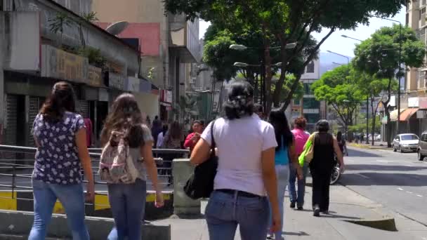 Pessoas Não Identificadas Tráfico Rua Distrito Chacao Caracas Capital Venezuela — Vídeo de Stock