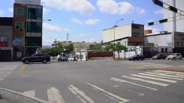 Orang Tak Dikenal Dan Lalu Lintas Jalan Distrik Chacao Caracas — Stok Video